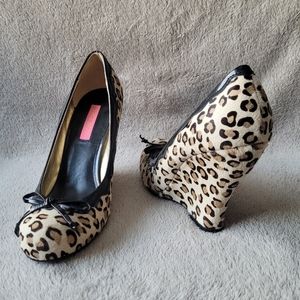 Leopard Print Women's Shoes with Black Accents